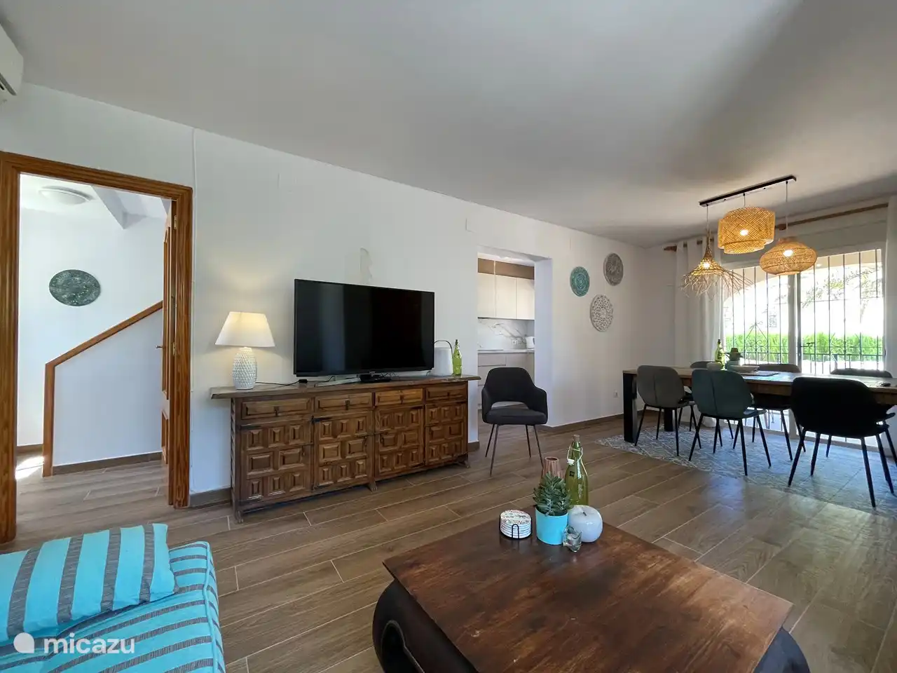 Costa Blanca - villa à Albir - Casa van Schaik : Vous pouvez vous retirer dans le salon frais lorsque le soleil espagnol devient un peu trop chaud pour vous. Vous y trouverez la télévision avec WiFi et le coin salon pour 6 personnes.