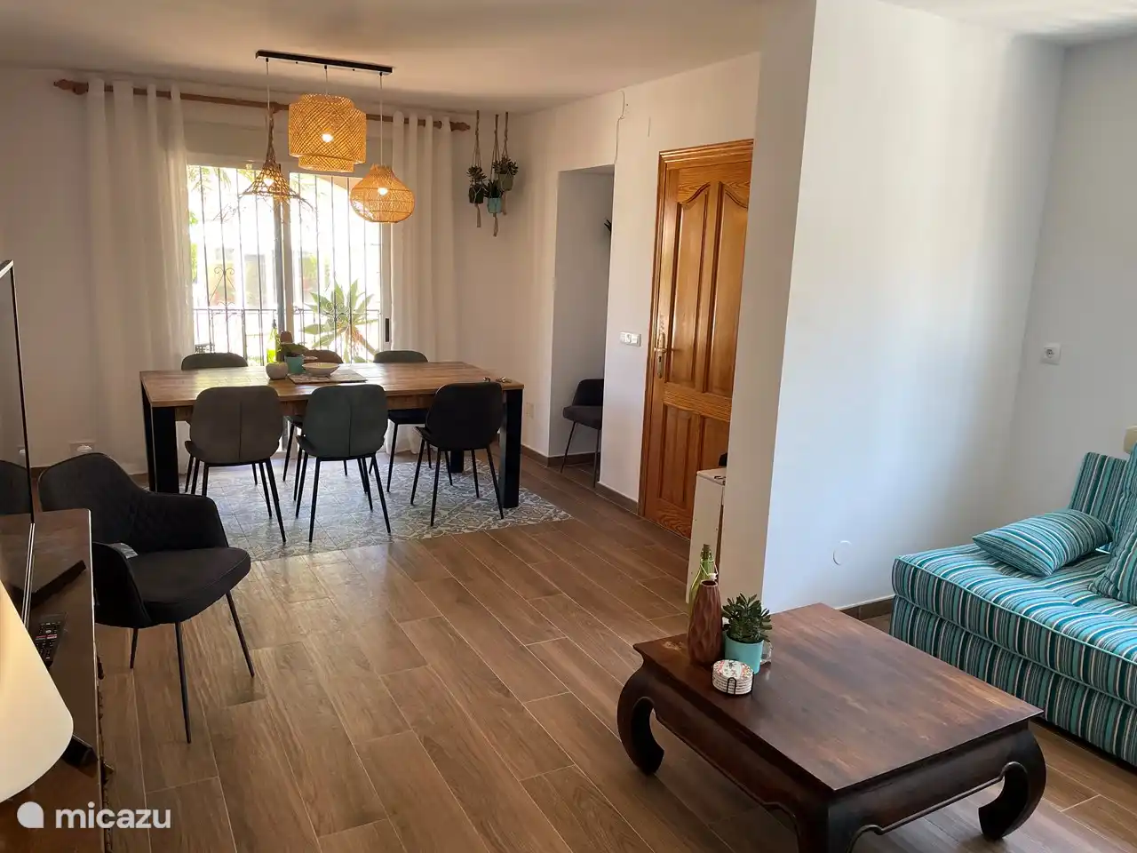 Costa Blanca - villa à Albir - Casa van Schaik : Vous pouvez vous retirer dans le salon frais lorsque le soleil espagnol devient un peu trop chaud pour vous. Vous y trouverez la télévision avec WiFi et le coin salon pour 6 personnes.