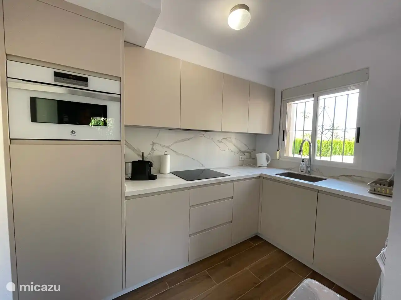 Costa Blanca - villa à Albir - Casa van Schaik : Vous pouvez vous lancer dans la cuisine rénovée. Le matin, vous préparez une nouvelle tasse de café avec la machine Nespresso. Bien sûr, vous mettez immédiatement la tasse - avec une nouvelle réticence - au lave-vaisselle, c'est toujours les vacances.