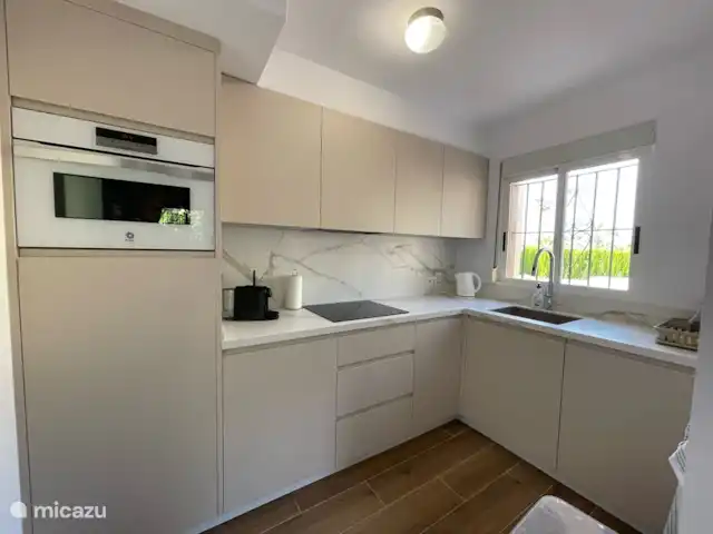 Maison Van Schaik | Espagne, Costa Blanca, Albir - maison de vacances Costa Blanca - villa à Albir - Casa van Schaik : Vous pouvez vous lancer dans la cuisine rénovée. Le matin, vous préparez une nouvelle tasse de café avec la machine Nespresso. Bien sûr, vous mettez immédiatement la tasse - avec une nouvelle réticence - au lave-vaisselle, c'est toujours les vacances.