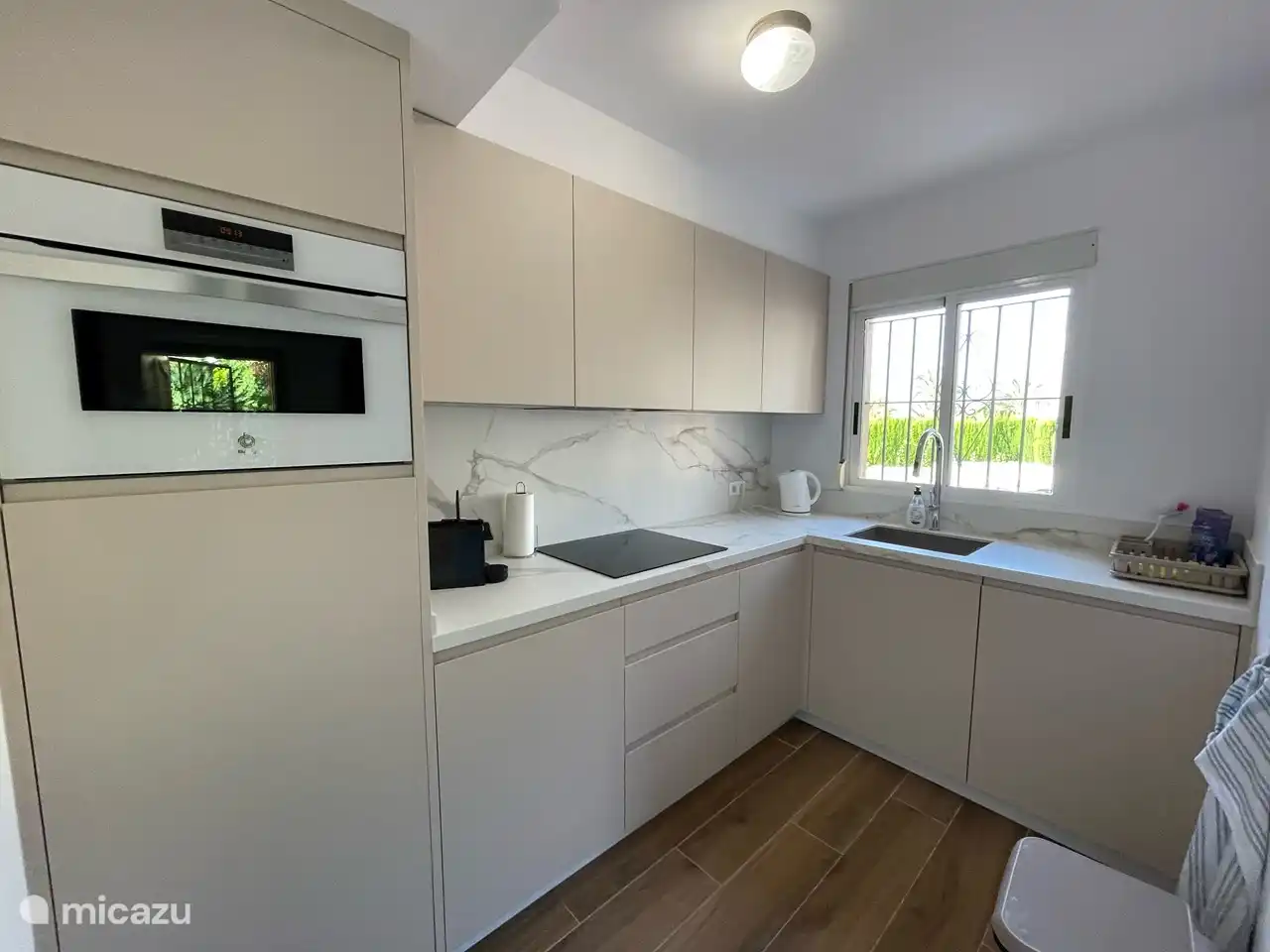 Costa Blanca - villa à Albir - Casa van Schaik : Vous pouvez commencer dans la cuisine rénovée. Le matin, vous préparez une nouvelle tasse de café avec la machine Nespresso. Bien sûr, vous mettez immédiatement la tasse - avec une nouvelle réticence - au lave-vaisselle, c'est toujours les vacances.