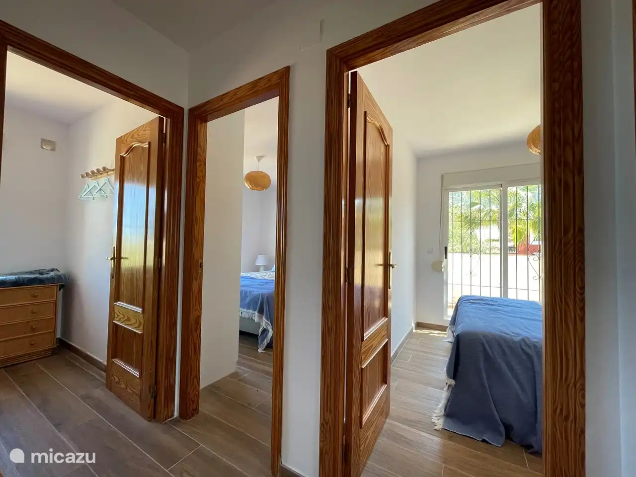 Costa Blanca - villa à Albir - Casa van Schaik : Toutes les chambres (3) sont équipées de la climatisation, afin que tout le monde passe une bonne nuit de sommeil. 2 des 3 chambres disposent d'un balcon. Les lits sont faits à l'arrivée.