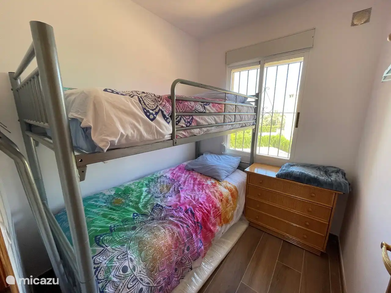 Costa Blanca - villa à Albir - Casa van Schaik : Toutes les chambres (3) sont équipées de la climatisation, afin que tout le monde passe une bonne nuit de sommeil. 2 des 3 chambres disposent d'un balcon. Les lits sont faits à l'arrivée.