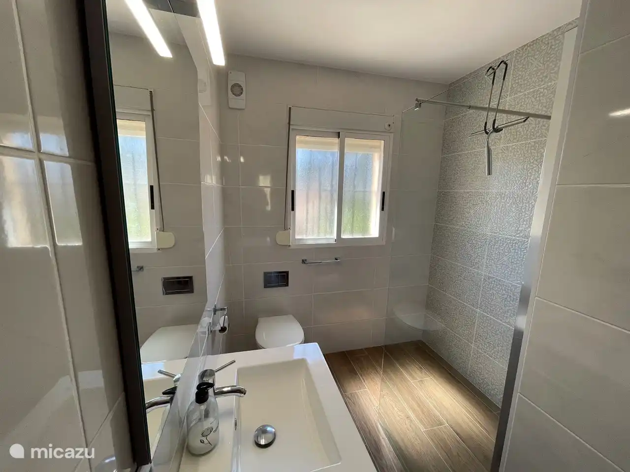 ICosta Blanca - villa à Albir - Casa van Schaik : Dans la Casa, vous trouverez 2 salles de bains, équipées de toilettes, baignoire et/ou douche. De cette façon, personne n’a d’excuse pour se présenter au dîner sans être lavé.