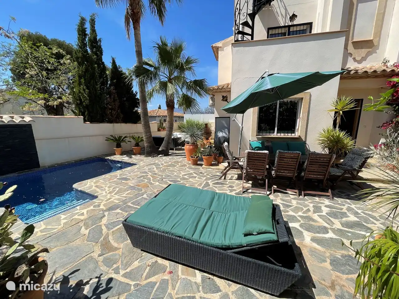 Costa Blanca - villa à Albir - Casa van Schaik : Nous disposons de toutes les installations dont vous avez besoin pour passer de merveilleuses vacances au soleil. Vous voyez-vous déjà assis (ou allongé sur l’un des transats) dans notre oasis de verdure ?