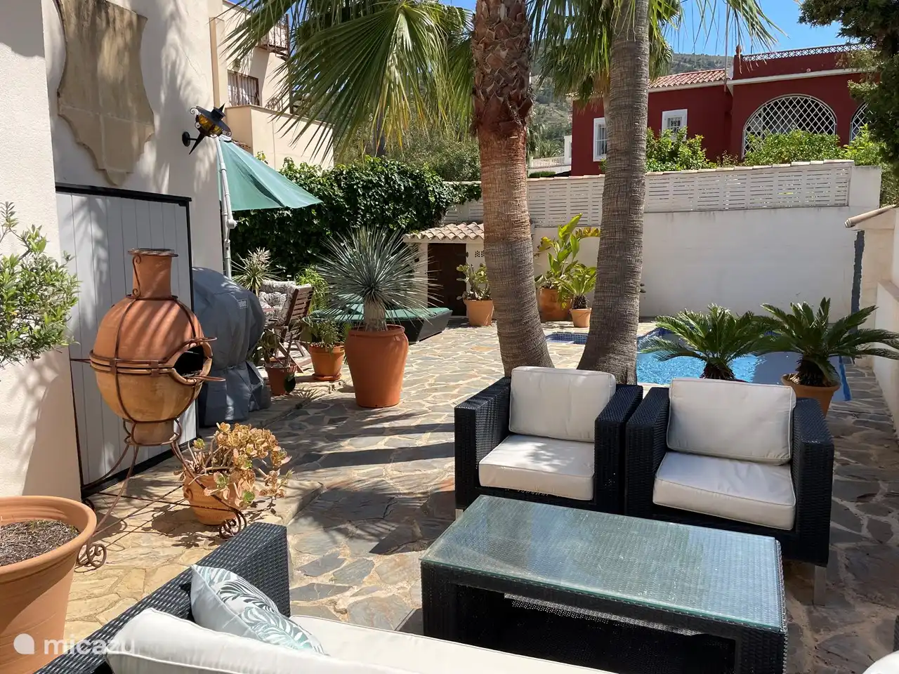 Costa Blanca - villa à Albir - Casa van Schaik : Vous et votre groupe pourrez profiter de la piscine privée et du soleil toute la journée. La maison est orientée au sud. Heureusement, il y a suffisamment d’espaces ombragés dans le jardin pour que tout le monde se sente à l’aise.