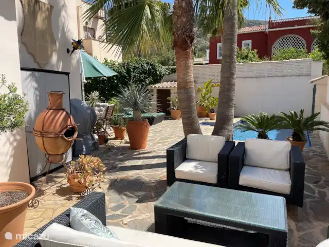 Maison Van Schaik | Espagne, Costa Blanca, Albir - maison de vacances Costa Blanca - villa à Albir - Casa van Schaik : Vous et votre groupe pourrez profiter de la piscine privée et du soleil toute la journée. La maison est orientée au sud. Heureusement, il y a suffisamment d’espaces ombragés dans le jardin pour que tout le monde se sente à l’aise.