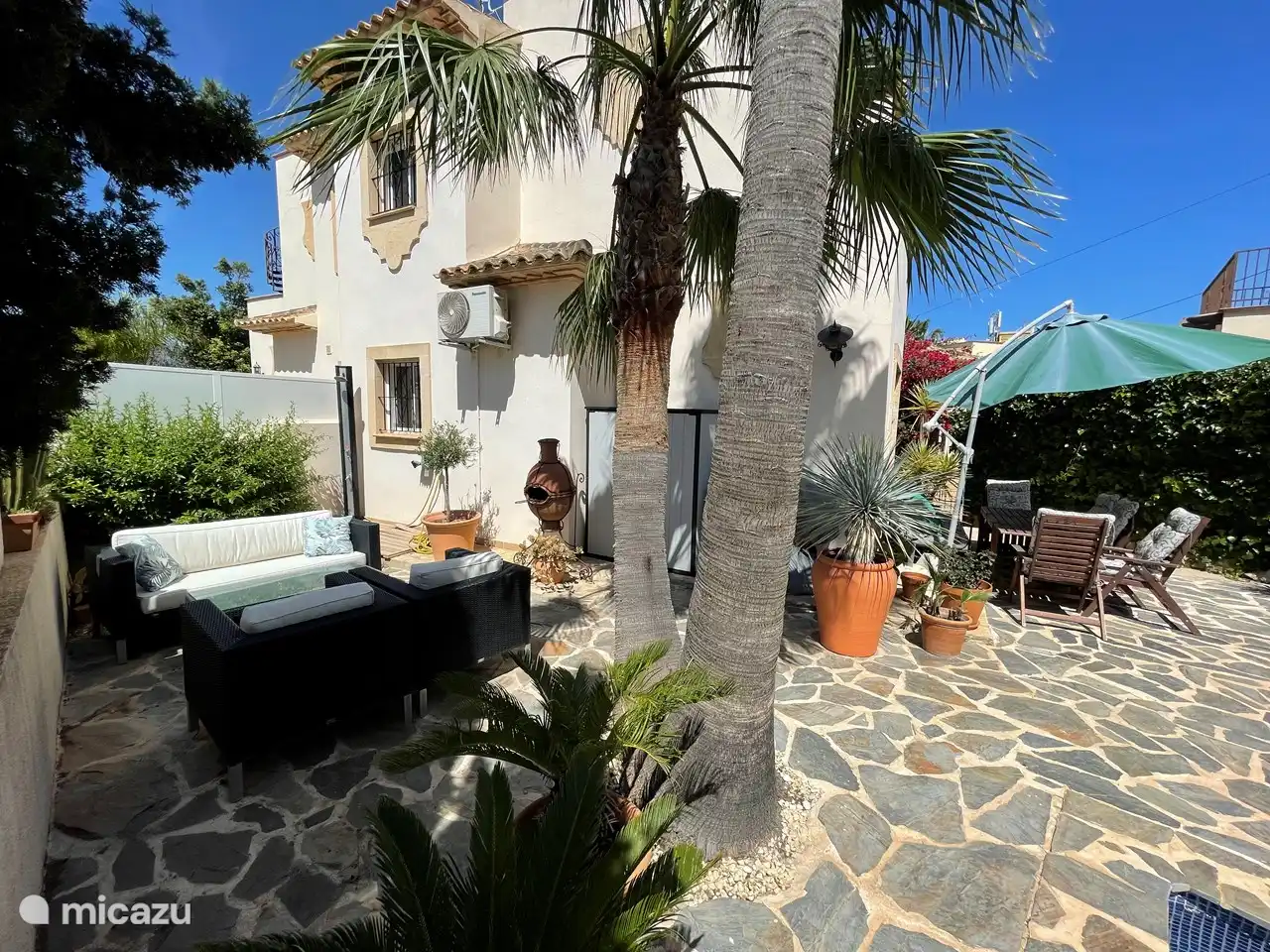 Costa Blanca - villa à Albir - Casa van Schaik : Vous et votre groupe pourrez profiter de la piscine privée et du soleil toute la journée. La maison est orientée au sud. Heureusement, il y a suffisamment d’espaces ombragés dans le jardin pour que tout le monde se sente à l’aise.