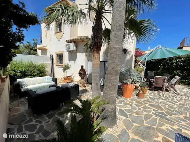 Maison Van Schaik | Espagne, Costa Blanca, Albir - maison de vacances Costa Blanca - villa à Albir - Casa van Schaik : Vous et votre groupe pourrez profiter de la piscine privée et du soleil toute la journée. La maison est orientée au sud. Heureusement, il y a suffisamment d’espaces ombragés dans le jardin pour que tout le monde se sente à l’aise.