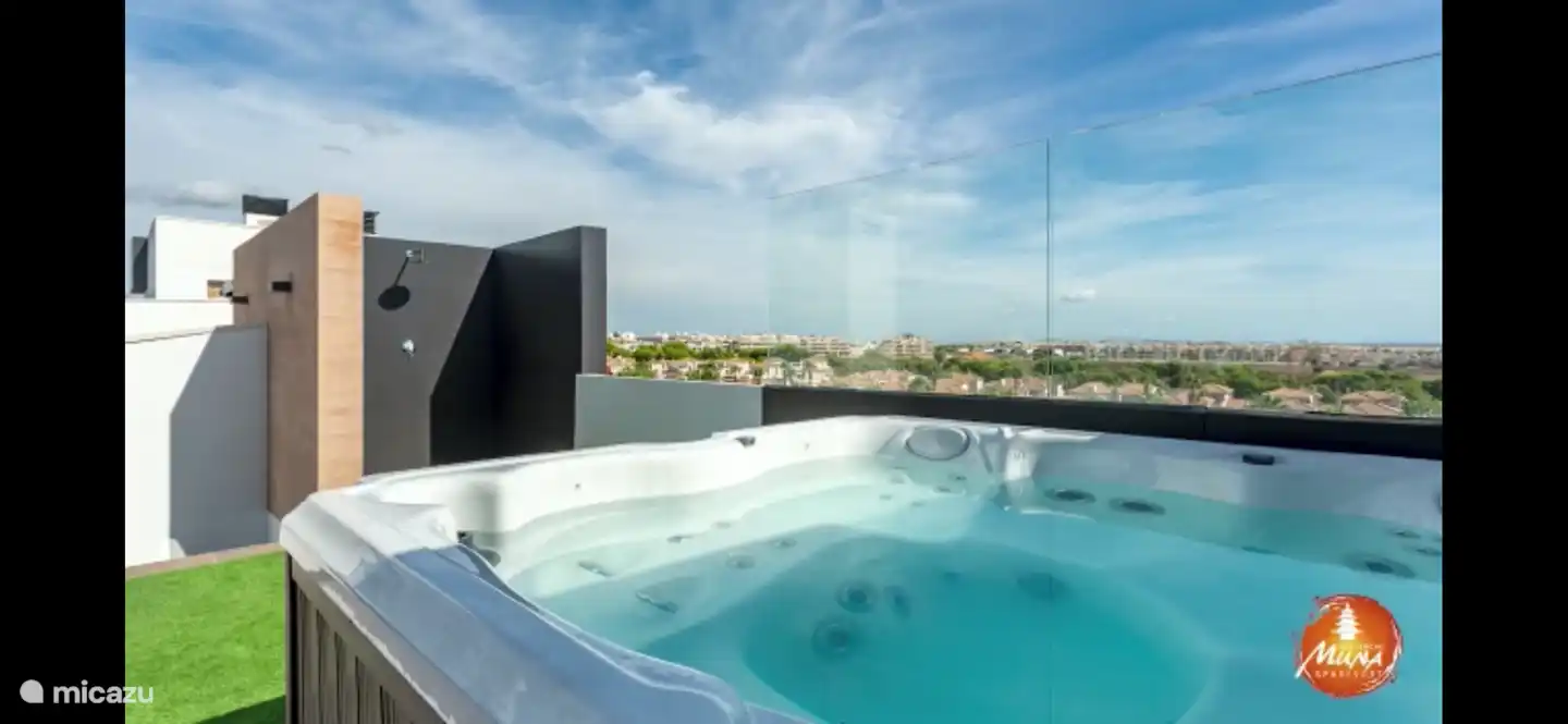 Jacuzzi et douche extérieure sur toit-terrasse
