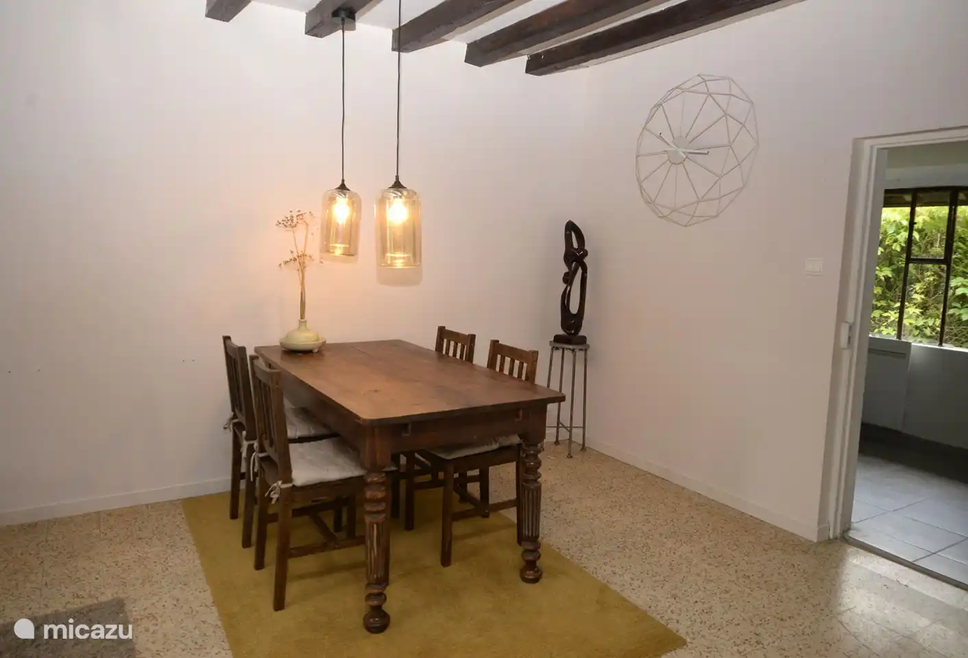 Der authentische Esstisch und vier Stühle.