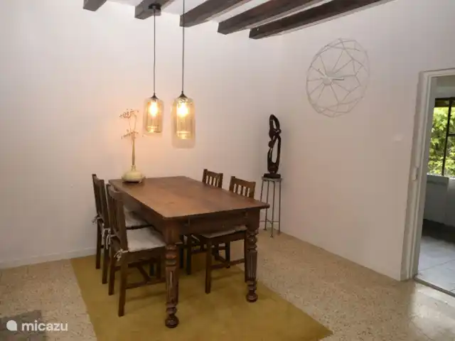 gîte / cottage huren in Frankrijk, Saône-et-Loire, Saint-Vincent-en-Bresse – Gîte Bourgogne De authentieke eettafel en vier stoelen.