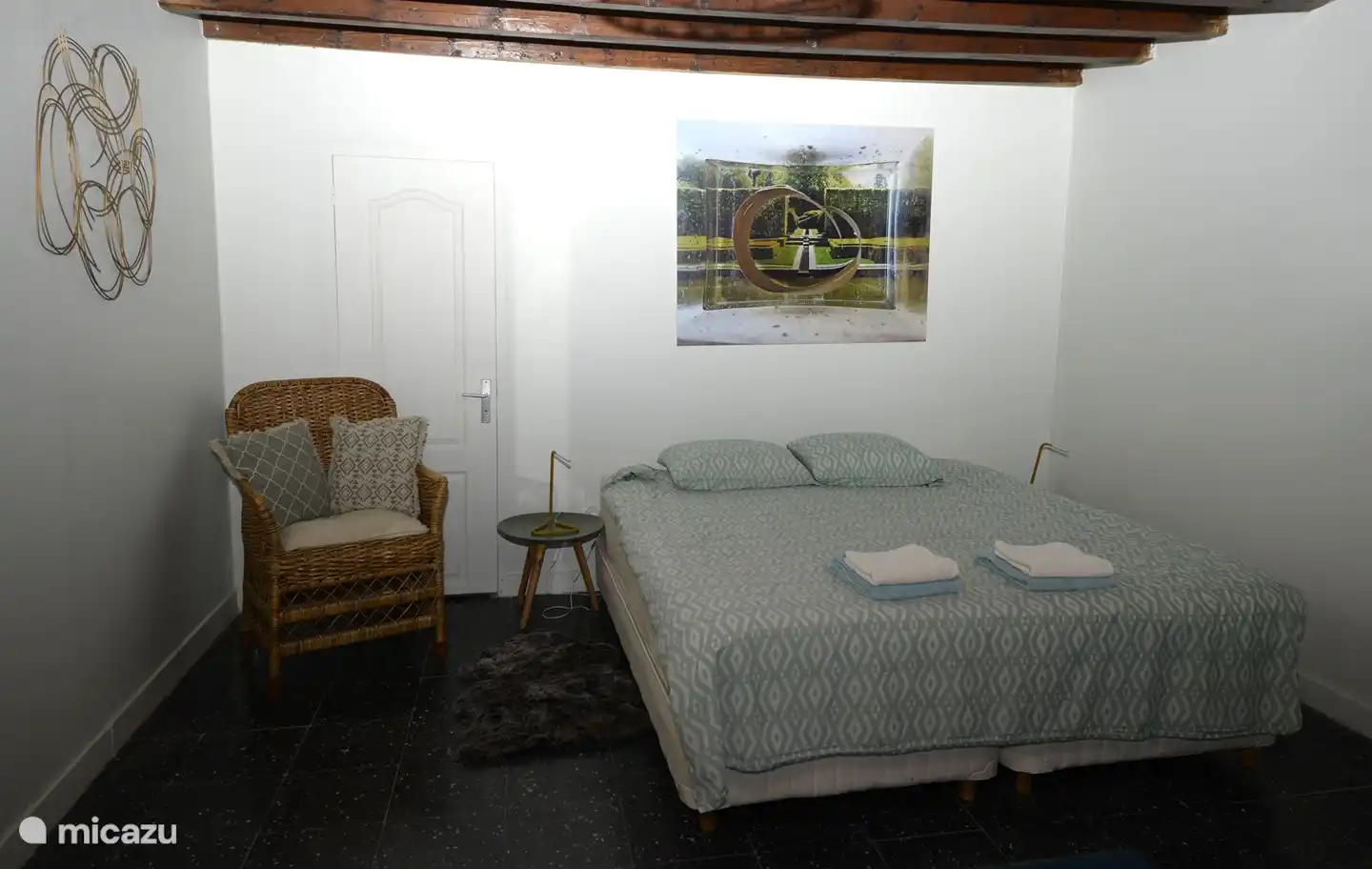 Schlafzimmer mit Boxspringbett