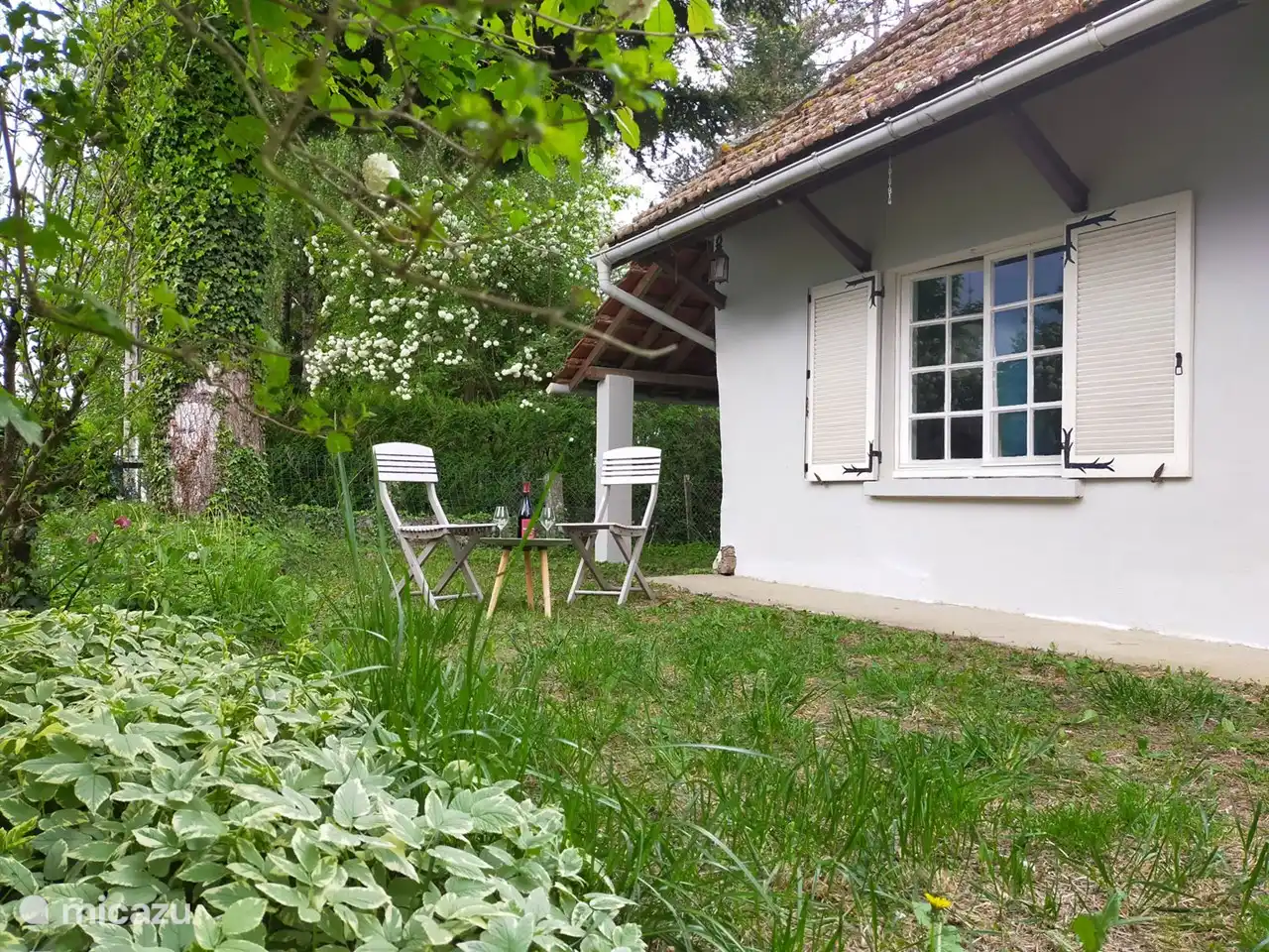 Eine der Übernachtungsmöglichkeiten im Garten.