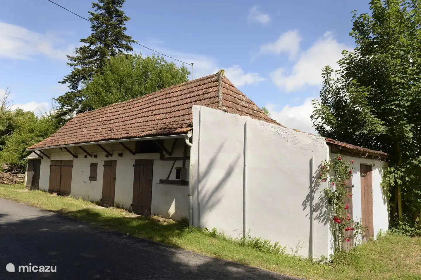 Bringen Sie Fahrräder mit? Dann ist im Schuppen gegenüber dem Haus Platz, um es hinter Schloss und Riegel zu stellen.