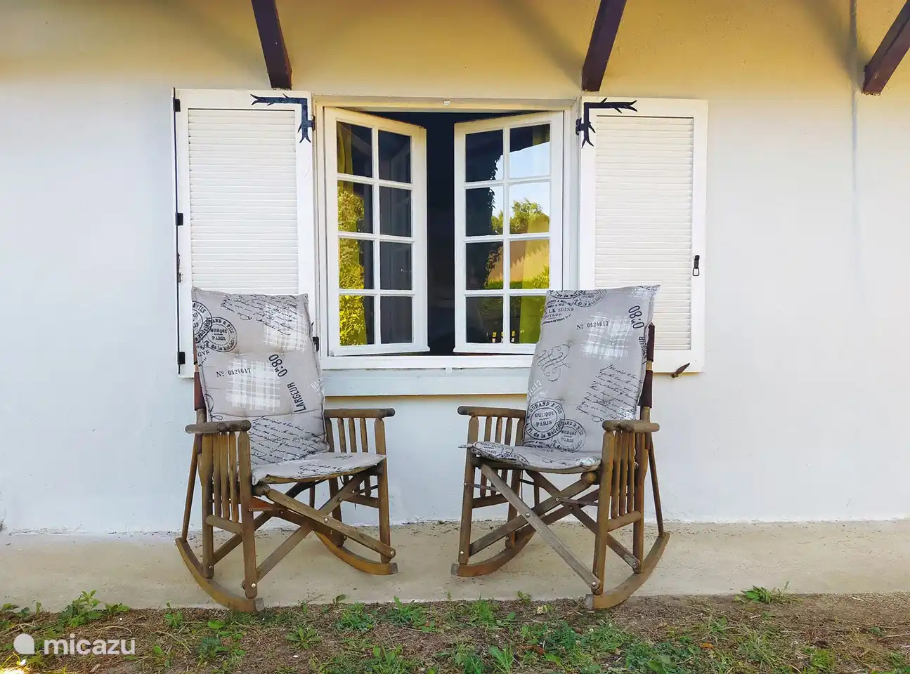 Entspannen Sie in den Schaukelstühlen vor dem Haus