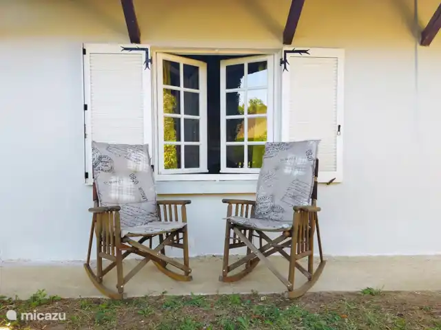 gîte / cottage huren in Frankrijk, Saône-et-Loire, Saint-Vincent-en-Bresse – Gîte Bourgogne Relaxen in de schommelstoelen voor het huis