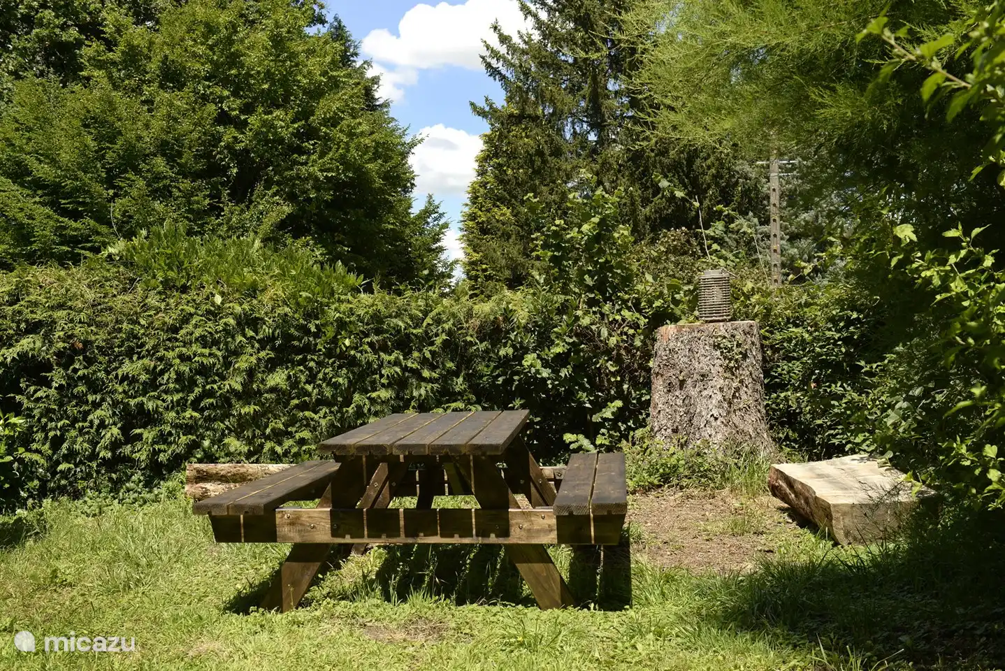 Picknicktisch vor dem Haus