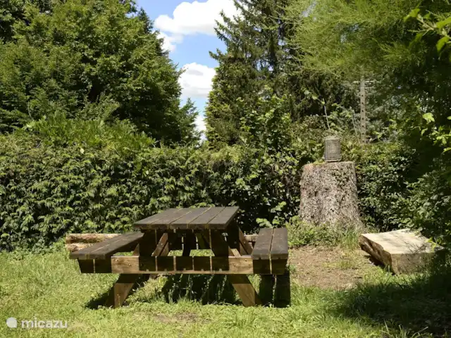 gîte / cottage huren in Frankrijk, Saône-et-Loire, Saint-Vincent-en-Bresse – Gîte Bourgogne Picknicktafel voor het huis