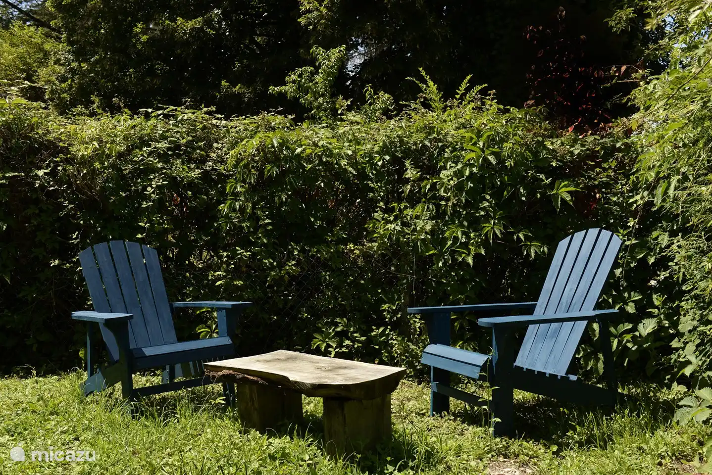 Entspannen in Sesseln hinter dem Haus