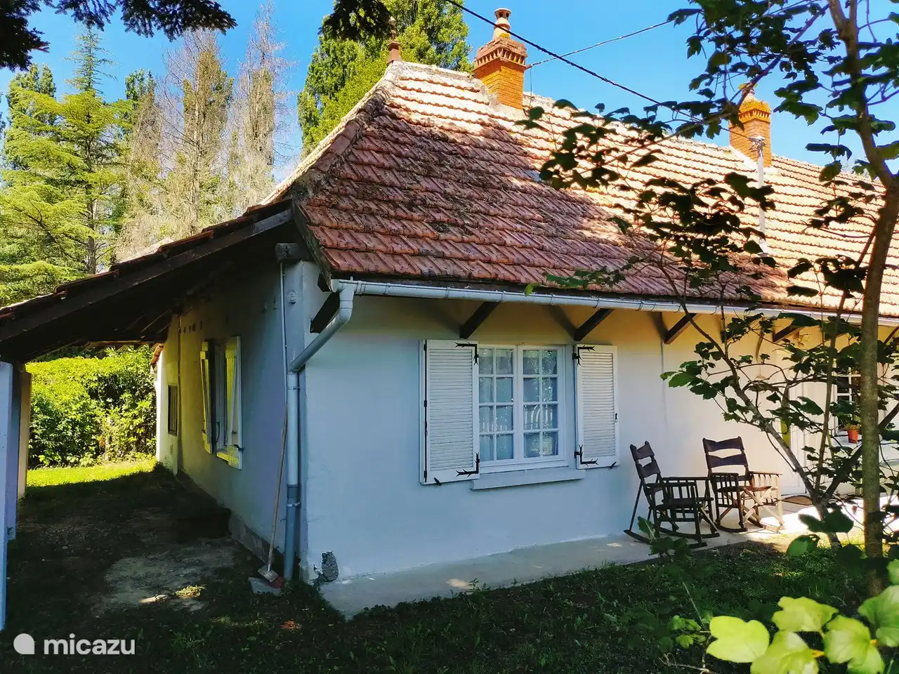 Mit den verschiedenen Sitzgelegenheiten im Garten findet sich immer ein sonniges oder schattiges Plätzchen zur Auswahl.