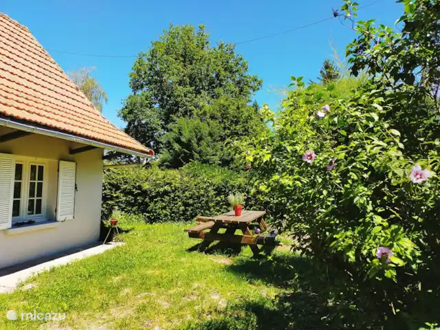 gîte / cottage huren in Frankrijk, Saône-et-Loire, Saint-Vincent-en-Bresse – Gîte Bourgogne Met de diverse zitjes in de tuin is er altijd een zonnige of schaduwrijke plek te kiezen.