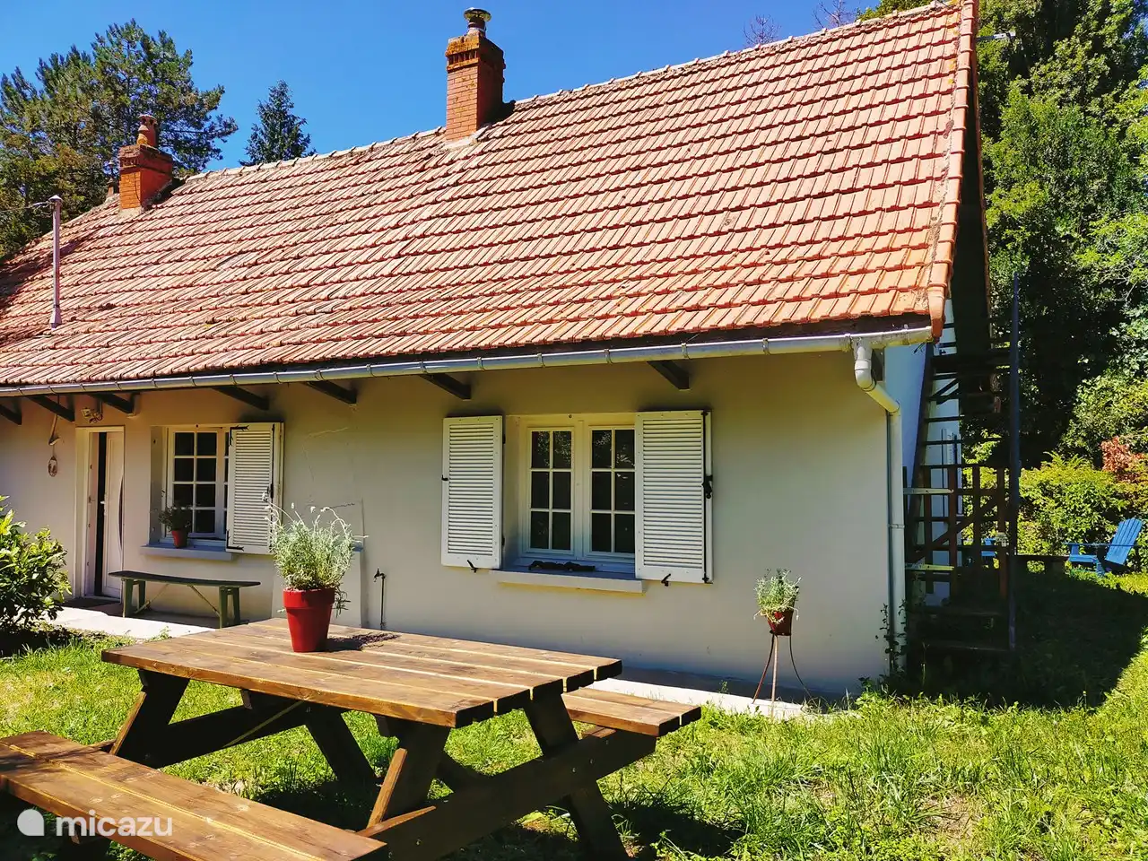 Mit den verschiedenen Sitzgelegenheiten im Garten findet sich immer ein sonniges oder schattiges Plätzchen zur Auswahl.