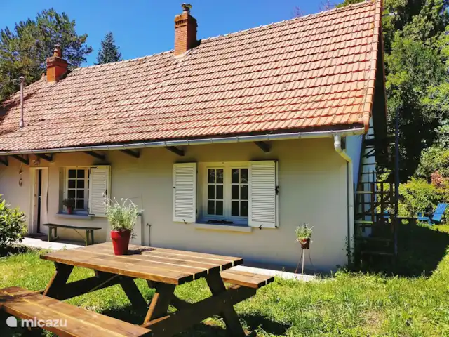 gîte / cottage huren in Frankrijk, Saône-et-Loire, Saint-Vincent-en-Bresse – Gîte Bourgogne Met de diverse zitjes in de tuin is er altijd een zonnige of schaduwrijke plek te kiezen.