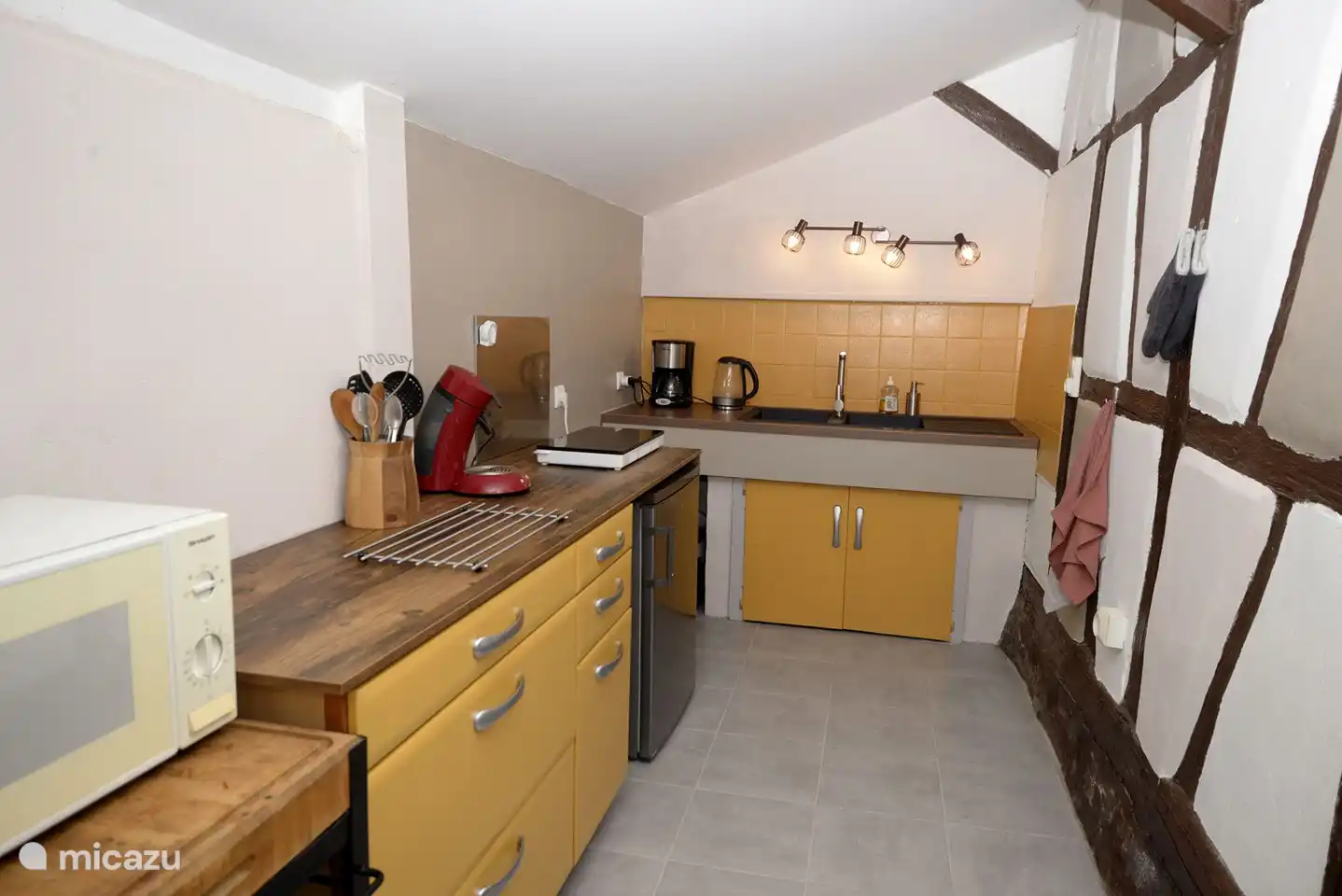 Die neue Küche ist mit Kühlschrank, Mikrowelle, Kaffeemaschine, Wasserkocher und zwei Elektroherdplatten ausgestattet.