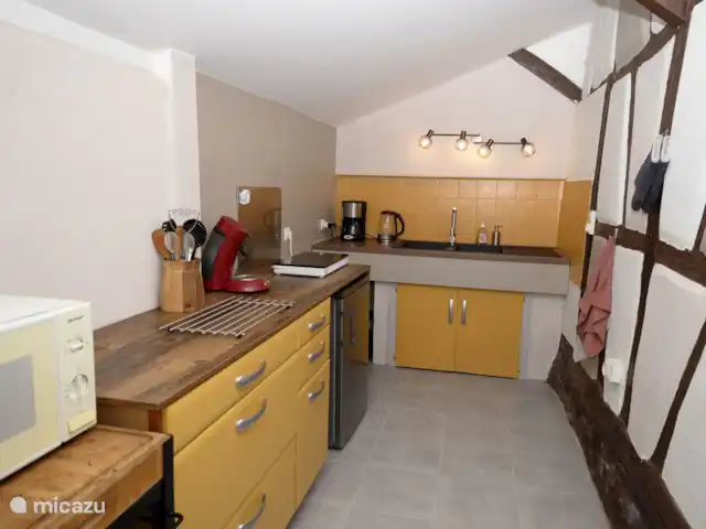 gîte / cottage huren in Frankrijk, Saône-et-Loire, Saint-Vincent-en-Bresse – Gîte Bourgogne De nieuwe keuken voorzien van koelkast, magnetron, koffiezetter, waterkoker en twee elektrische kookpitten.