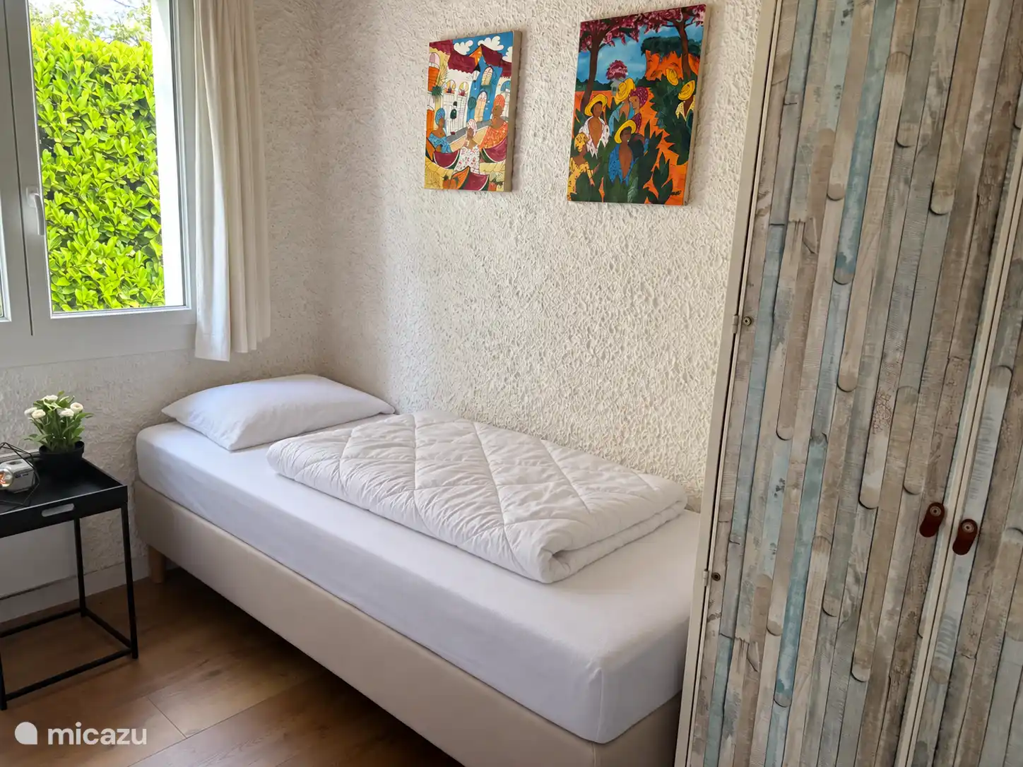 1ª habitación (infantil) con 2 camas individuales y armario espacioso