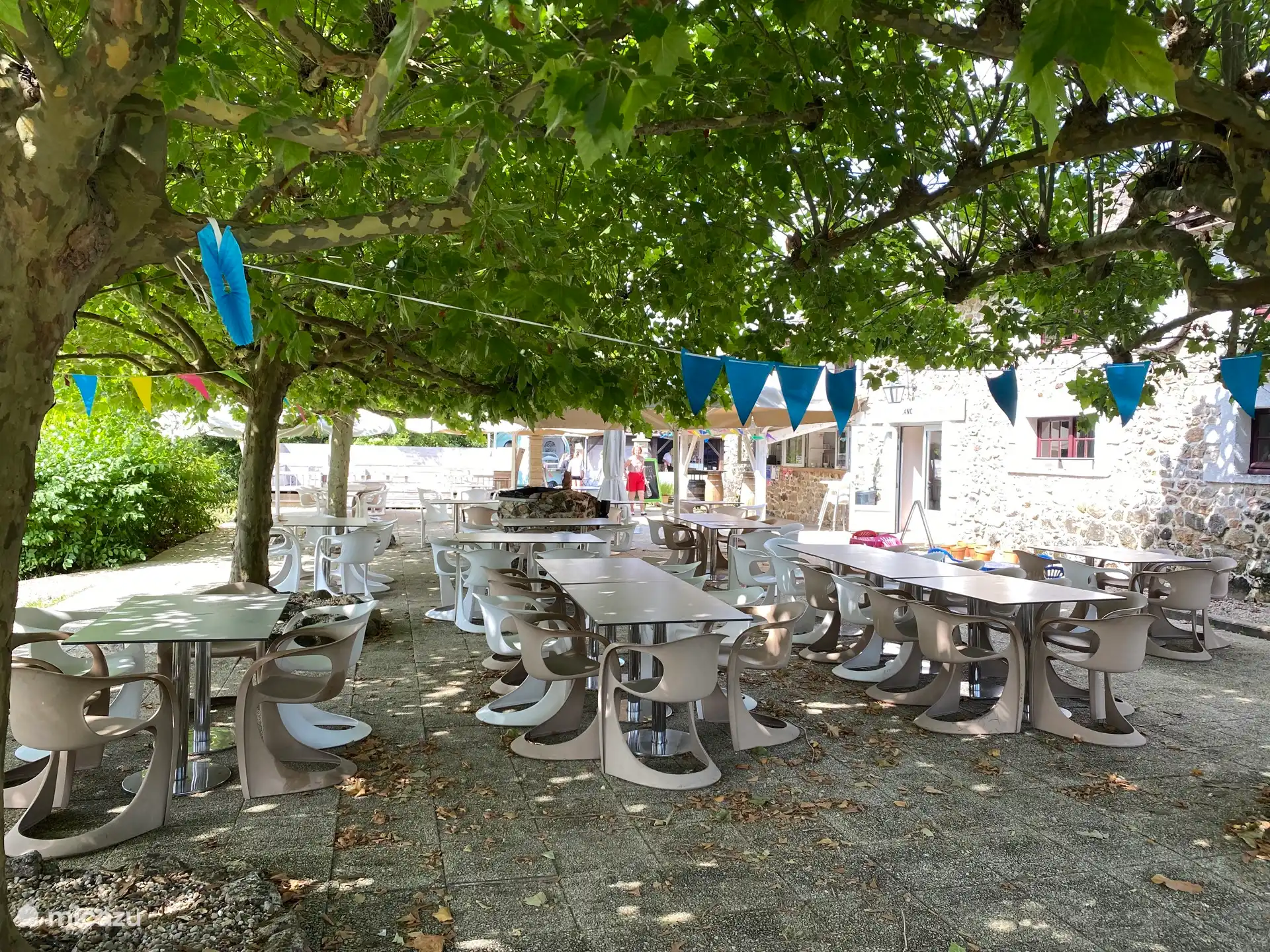 En el centro del parque hay un acogedor restaurante con una preciosa terraza. 
El restaurante está abierto todo el año, también consulta www.bistrochouette.fr