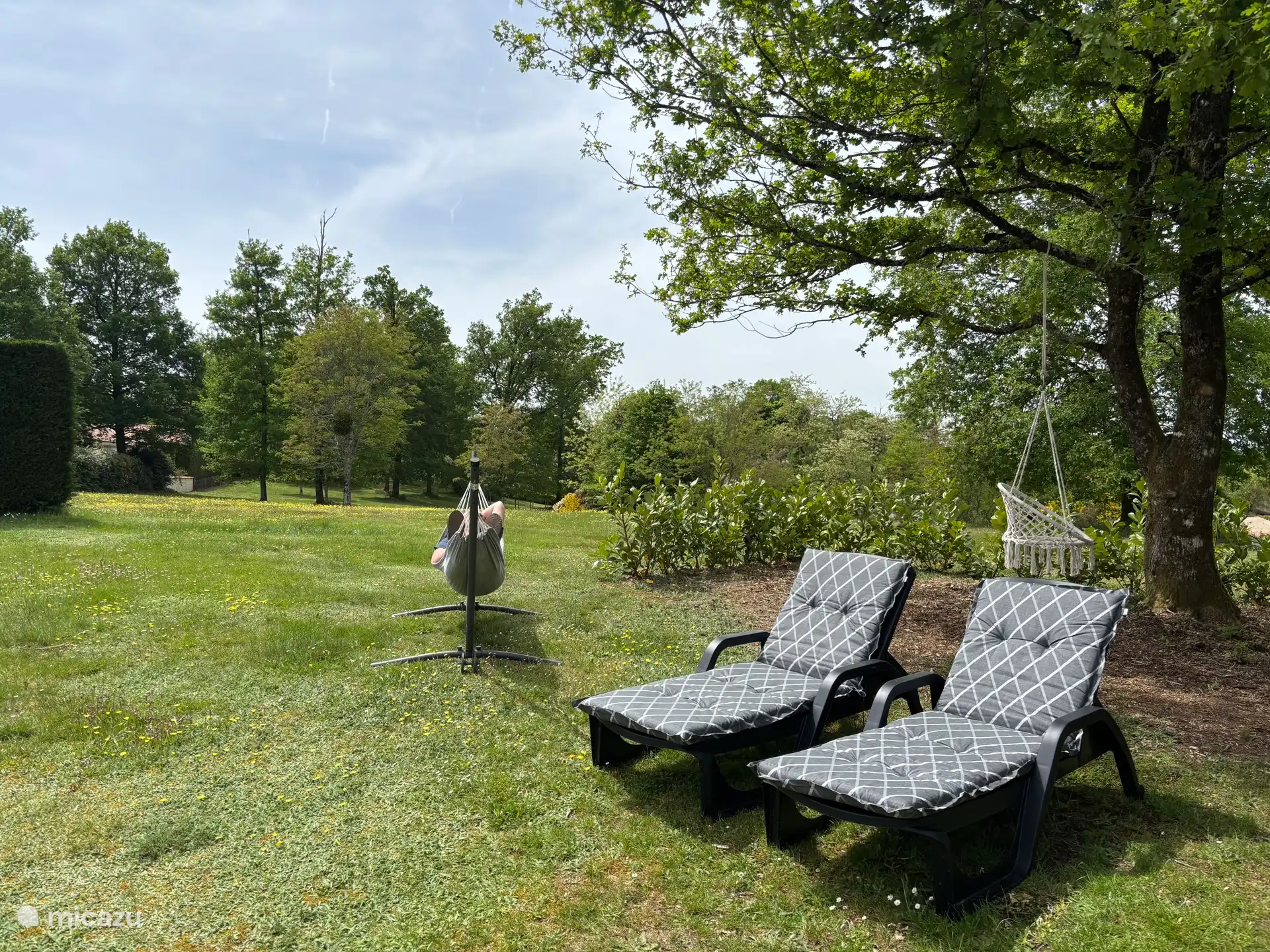 Wonderful, whether it's reading a book, lazing around or enjoying the surroundings. In the garden you can enjoy the hammock, sunbeds or hanging chair.