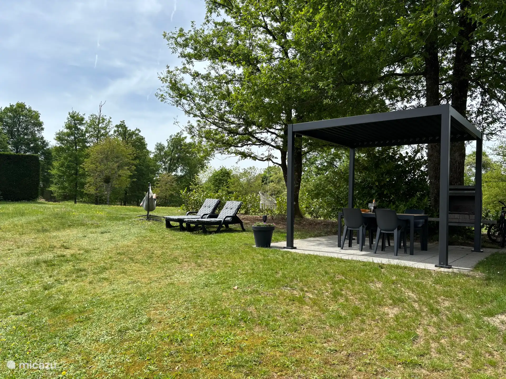 New (3rd) terrace with pergola in backyard. Cozy under the big tree, plenty of shade for the hot days. Here is also the (fixed) bbq and sun beds.