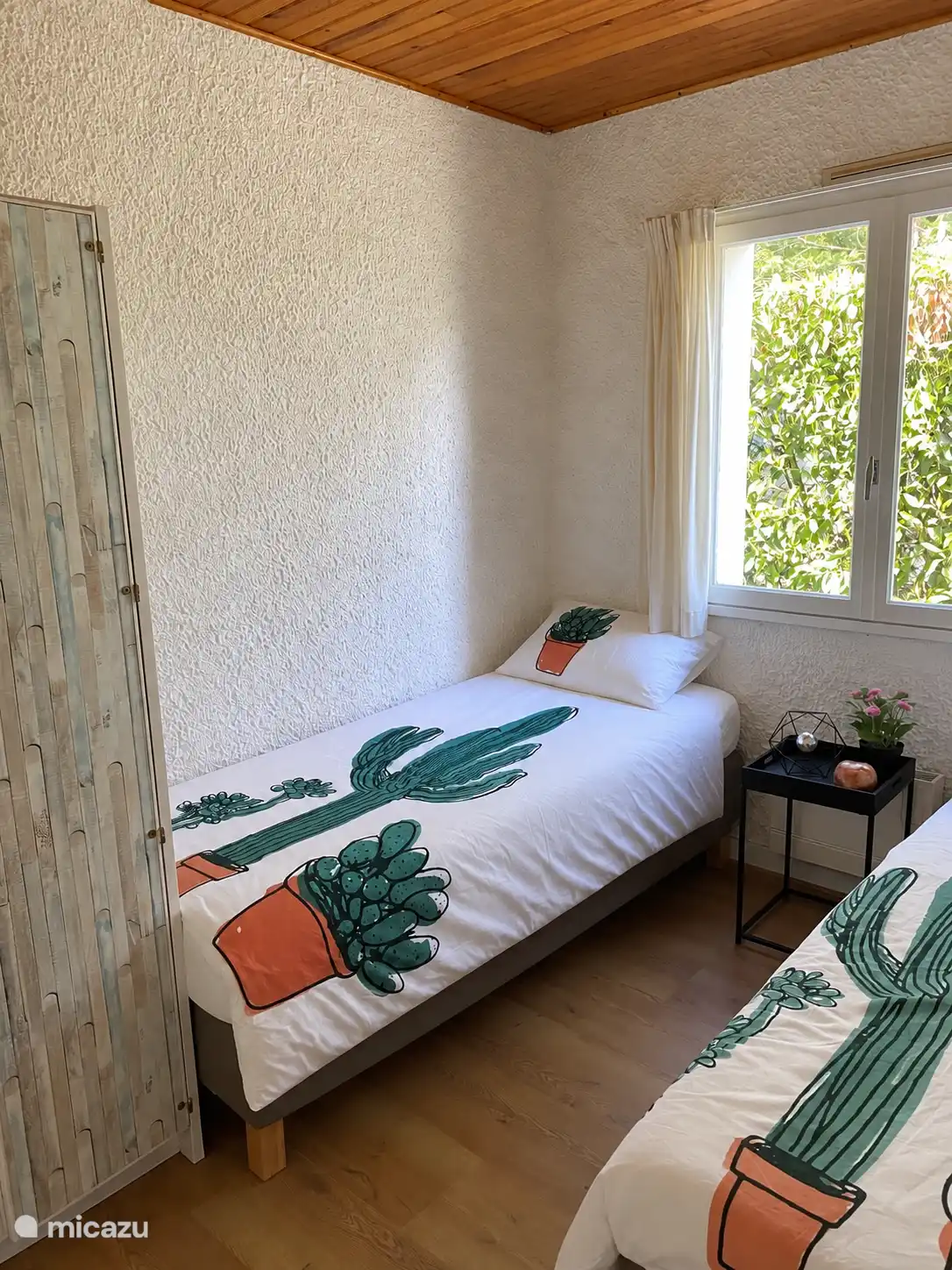 Segundo dormitorio (infantil) con 2 camas individuales y un armario espacioso