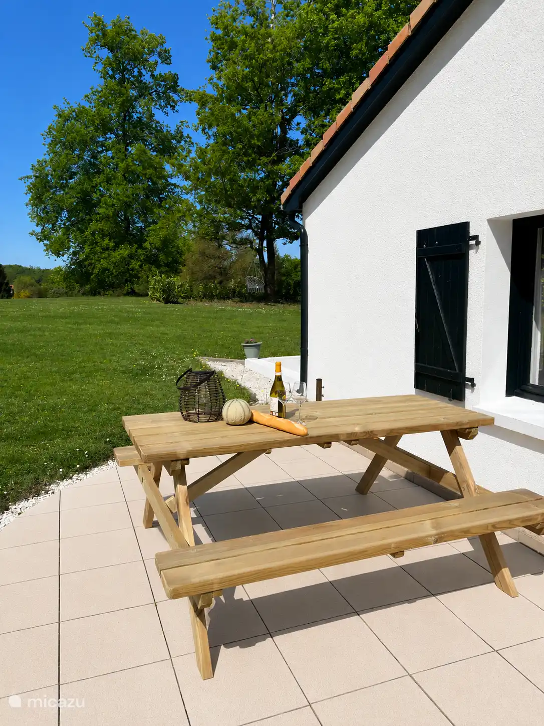 Zijterras met mooie grote nieuwe picknicktafel. Heerlijk genieten van een mooie uitzicht met kopje koffie of croissantje