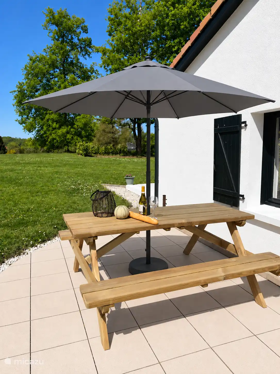 Terraza lateral con una hermosa mesa de picnic grande y nueva. Disfruta de unas vistas preciosas con una taza de café o un croissant