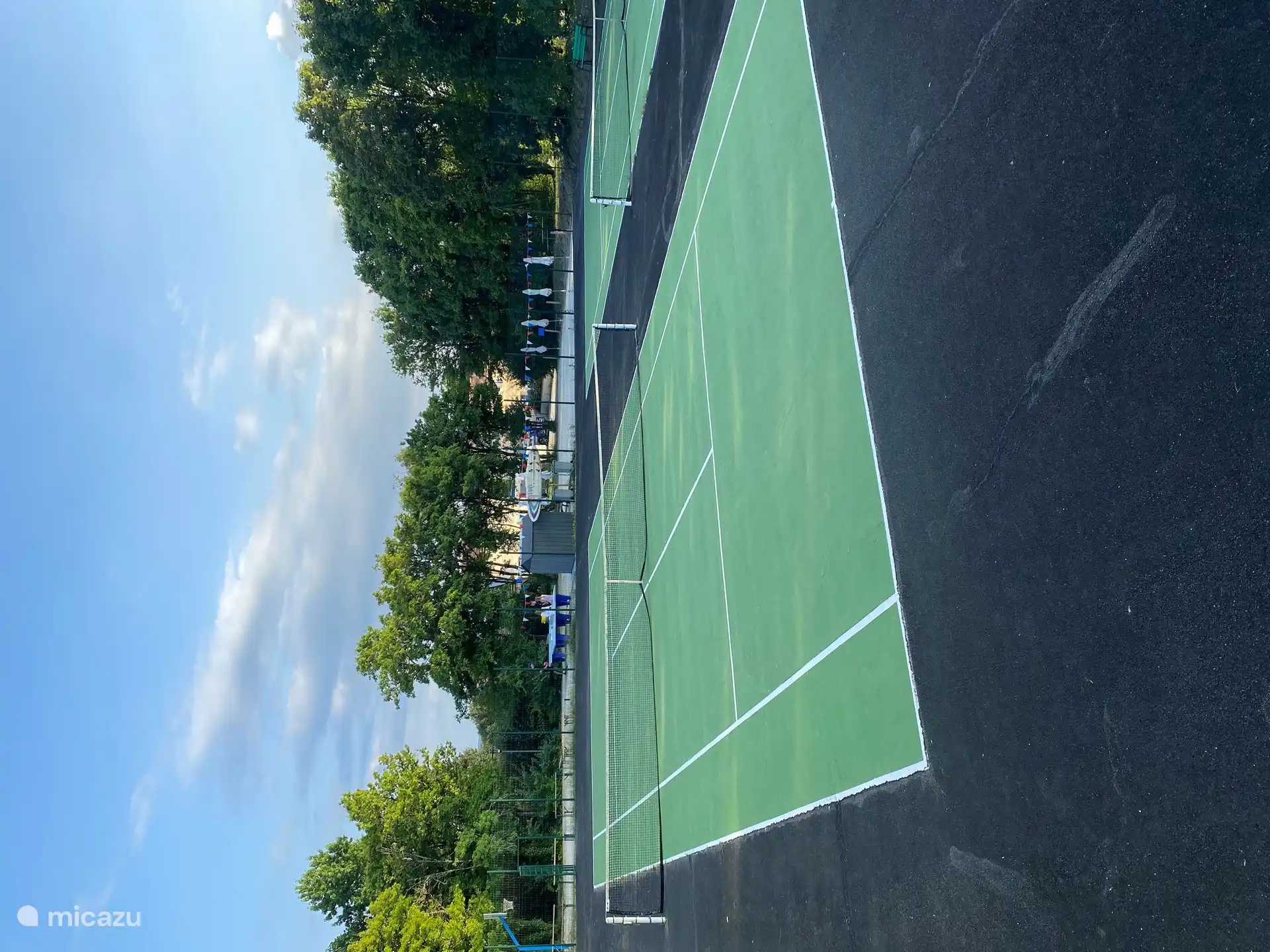 The park has two tennis courts with several bowling alleys, table tennis tables and the possibility to play basketball in the background