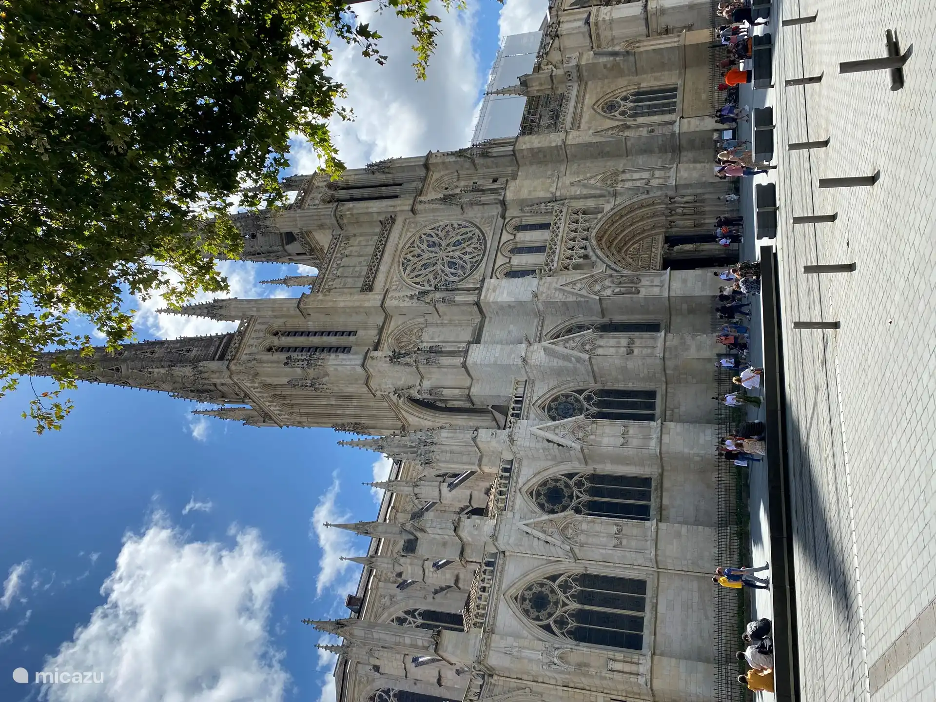 Bordeaux is a very beautiful city, both for culture and for shopping and has many cozy squares with restaurants for something to drink or eat