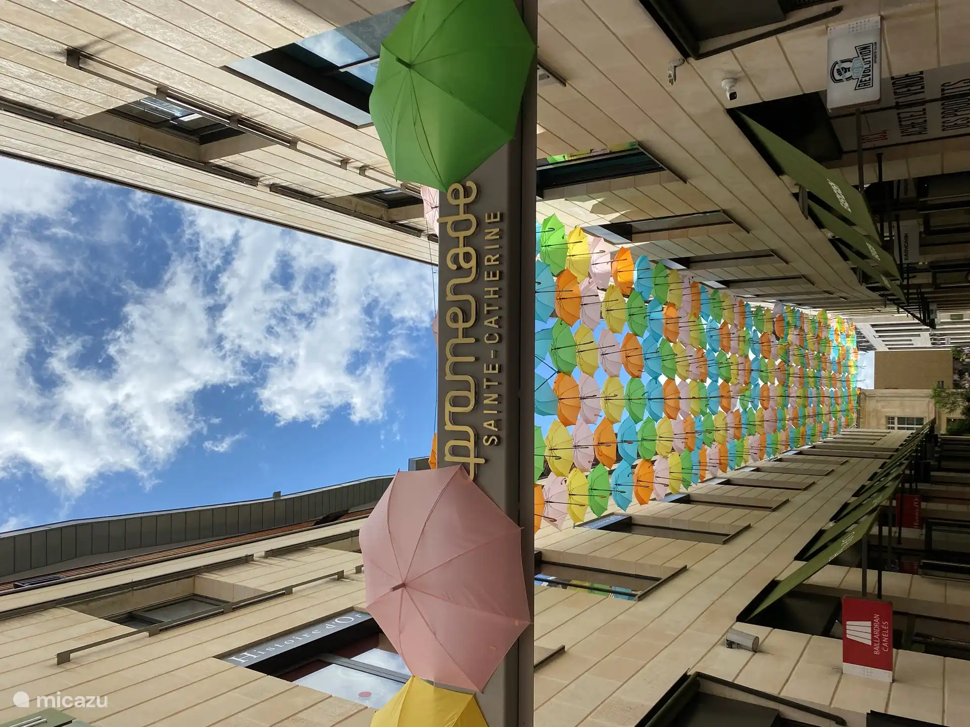 Bordeaux is a very beautiful city, both for culture and for shopping and has many cozy squares with restaurants for something to drink or eat