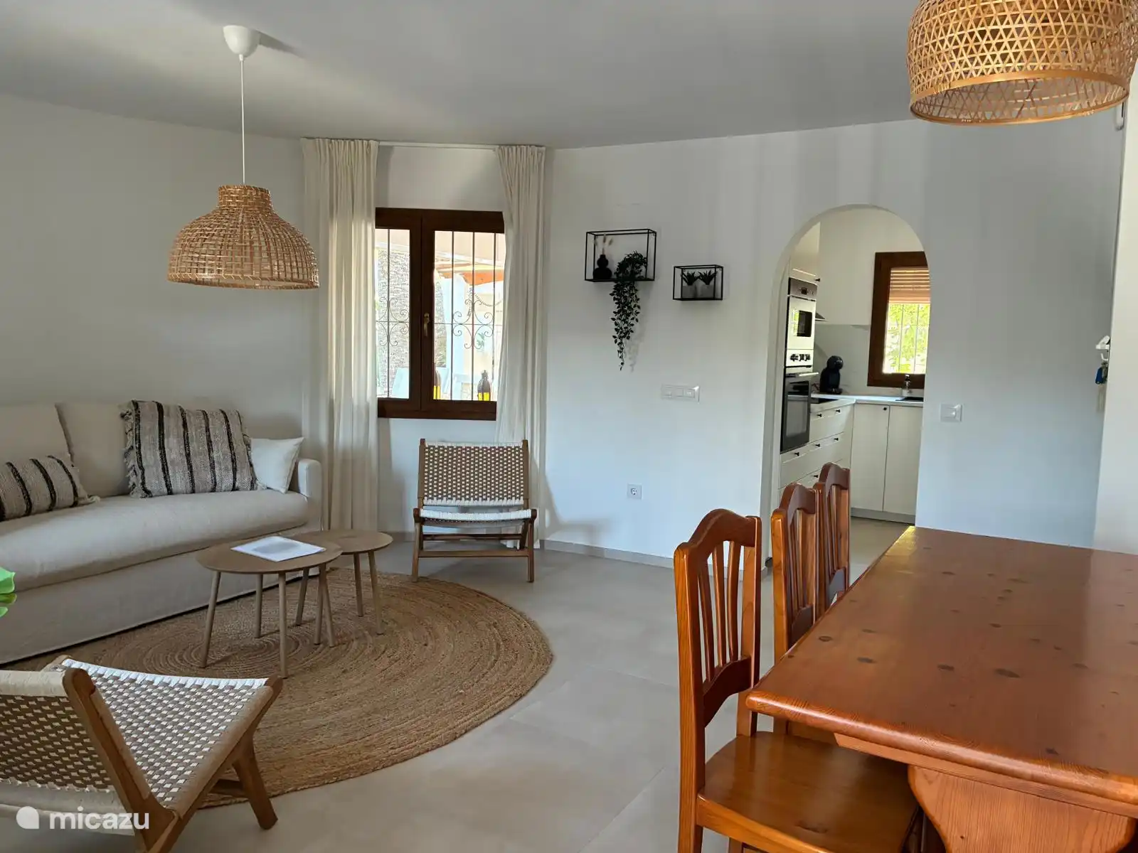 Benedenverdieping: woonkamer beneden met salon, eettafel en volledig ingerichte keuken.