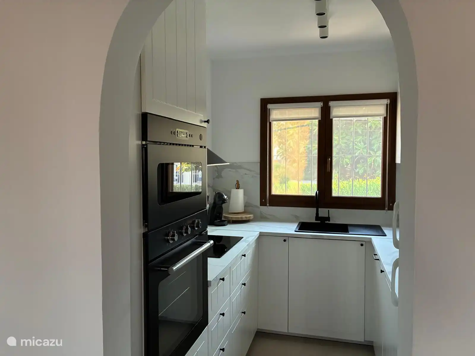 1 ste verdieping: volledig ingerichte keuken met koelkast, diepvries, oven, inductievuur, microgolfoven, vaatwasser, koffiemachine en broodrooster