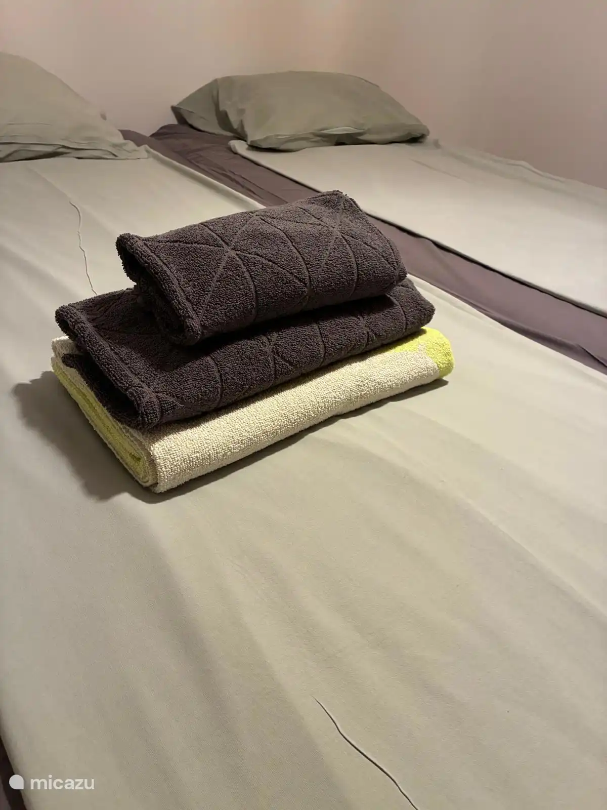 Handdoekenpakket (optioneel): 1 handdoek, 1 douchehanddoek, 1 zwembadhanddoek