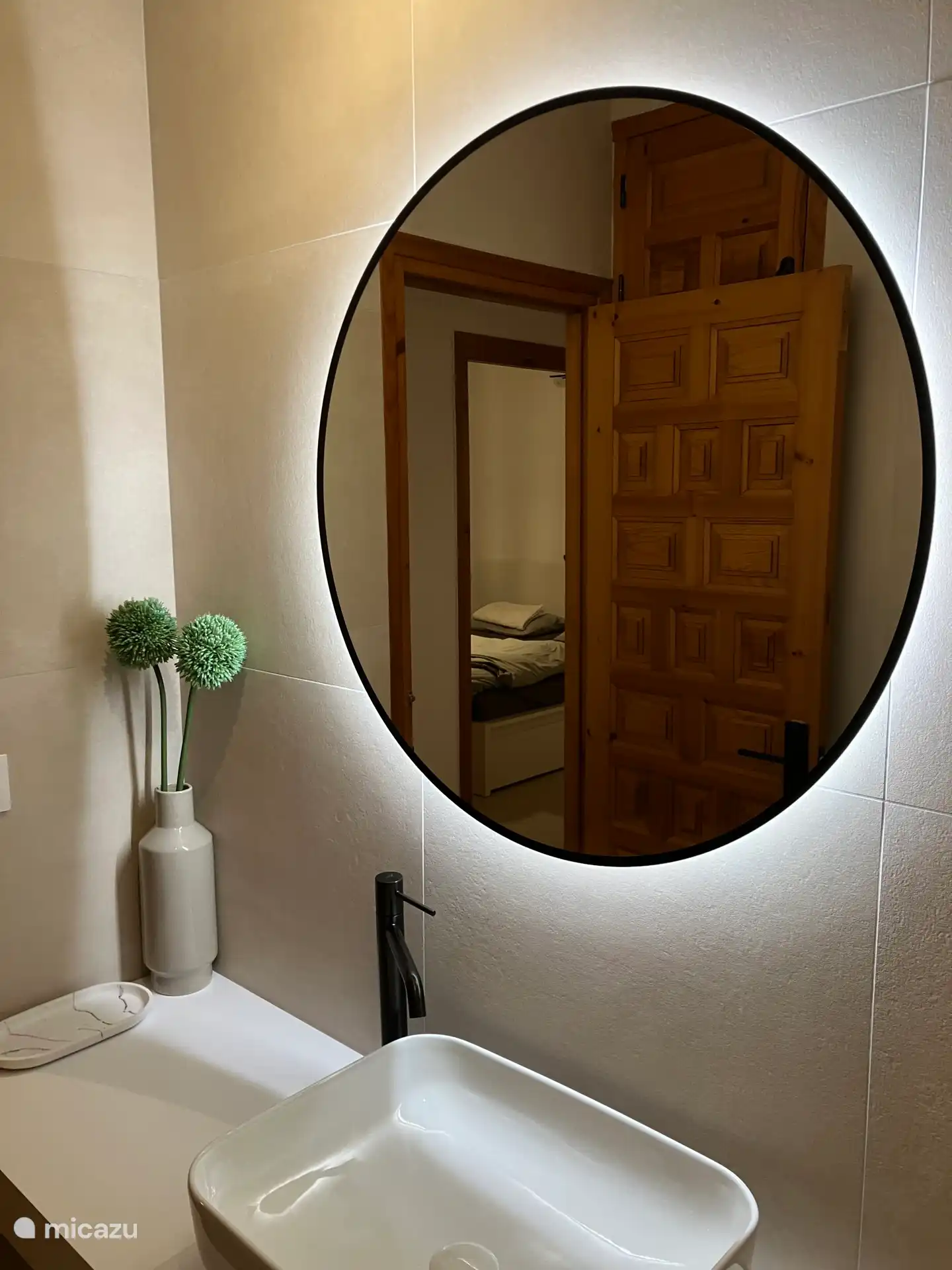 1ste verdieping: aparte badkamer met lavbo en inloopdouche