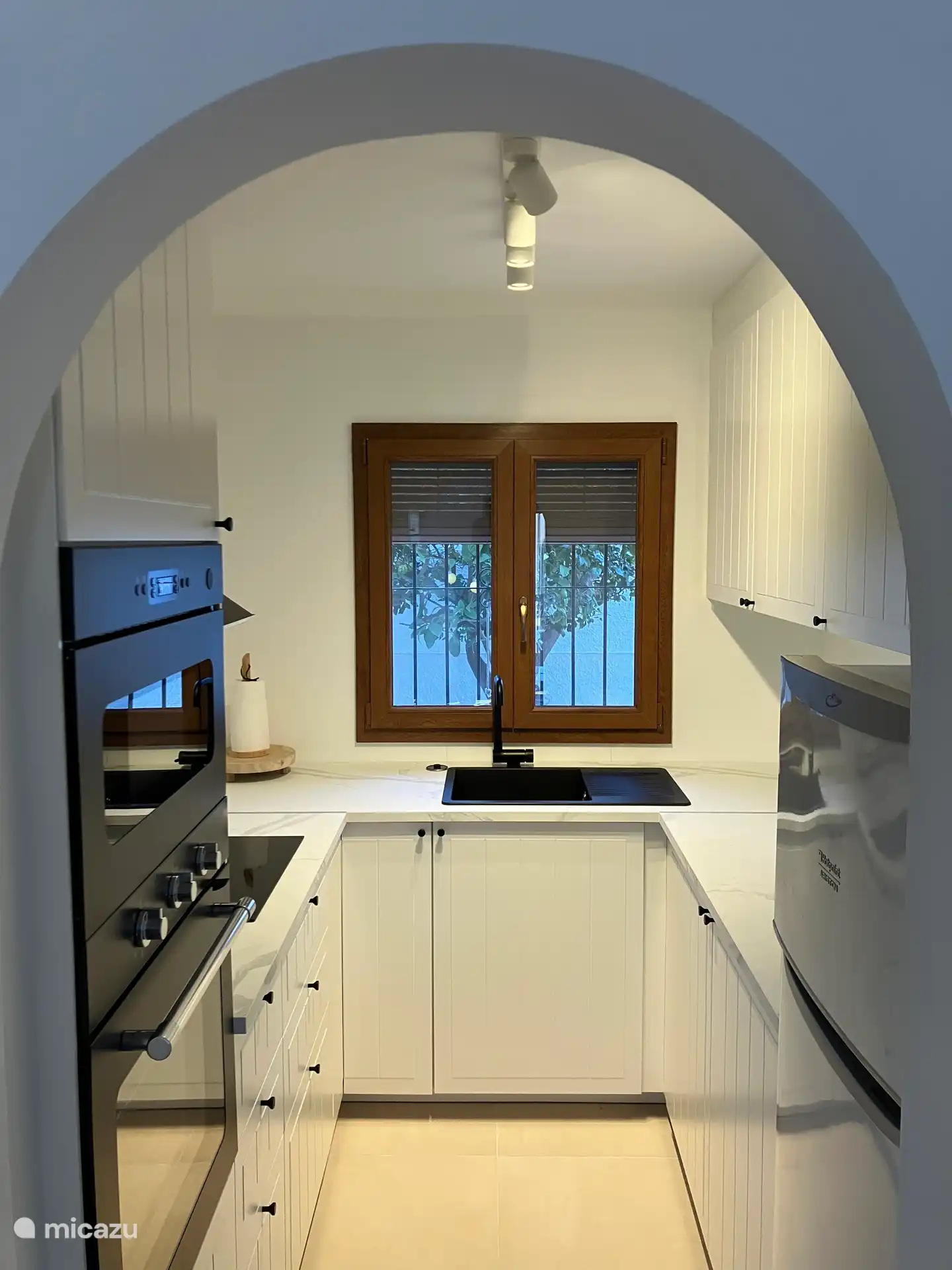 1 ste verdieping: volledig ingerichte keuken met koelkast, diepvries, oven, inductievuur, microgolfoven, koffiemachine en broodrooster