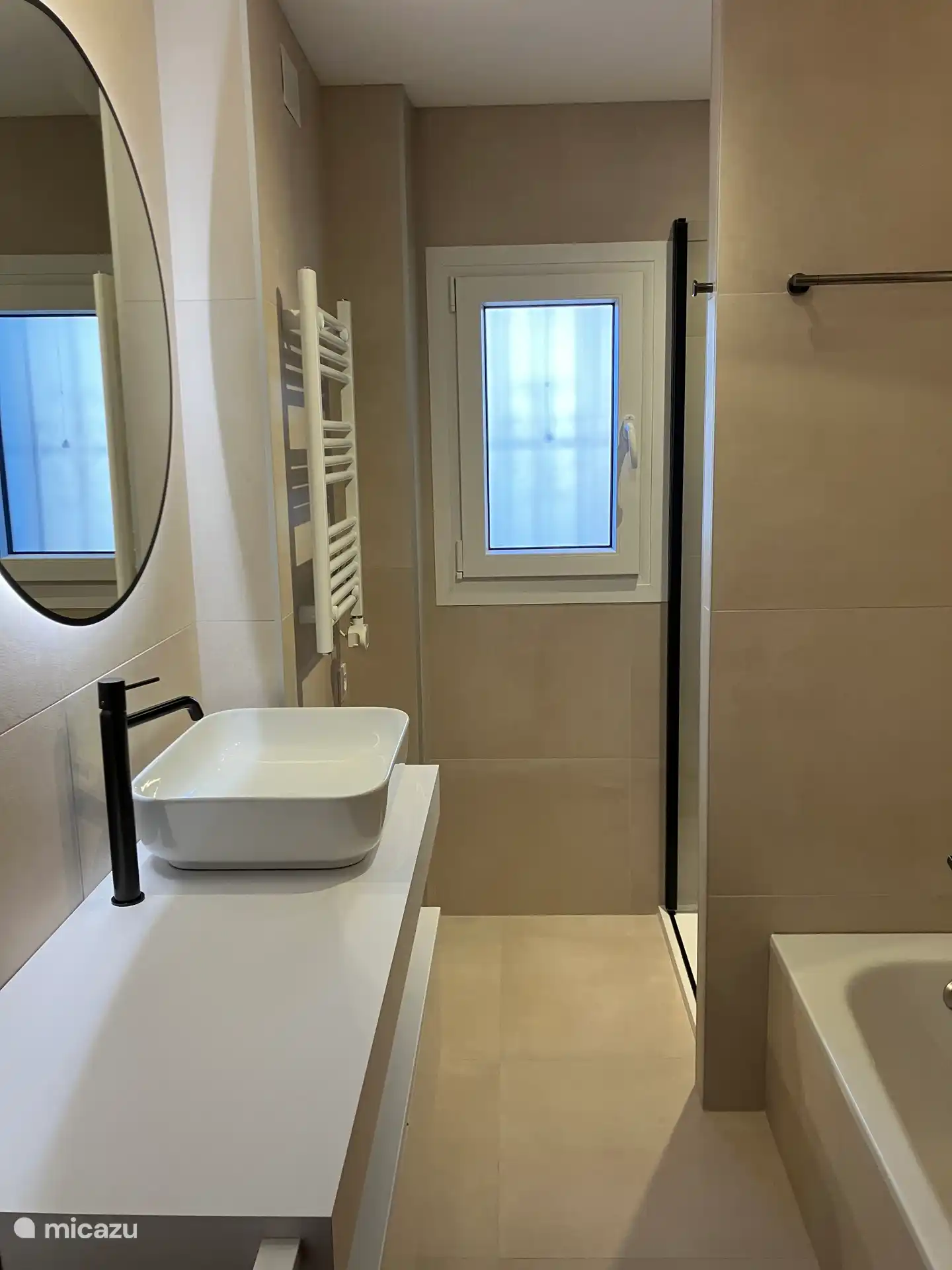 Benedenverdieping: badkamer met douche, bad en lavabo