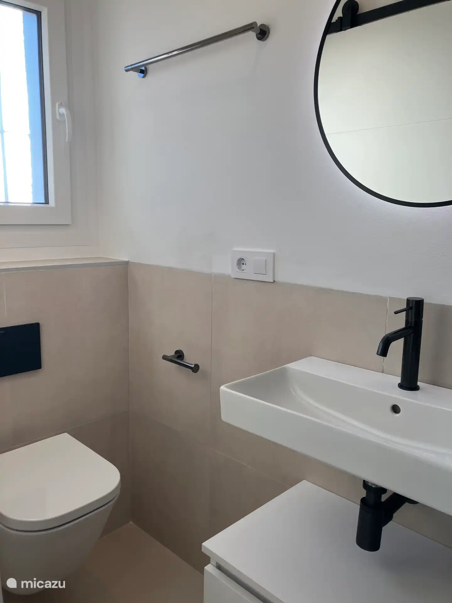 Primera planta: baño de duchas con lavabo y aseo