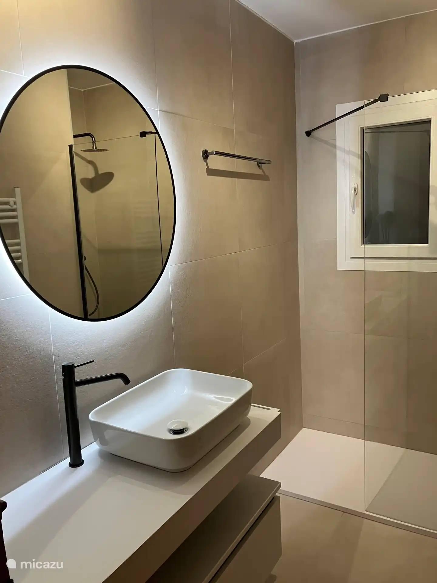 1ste verdieping: aparte badkamer met lavabo en inloopdouche