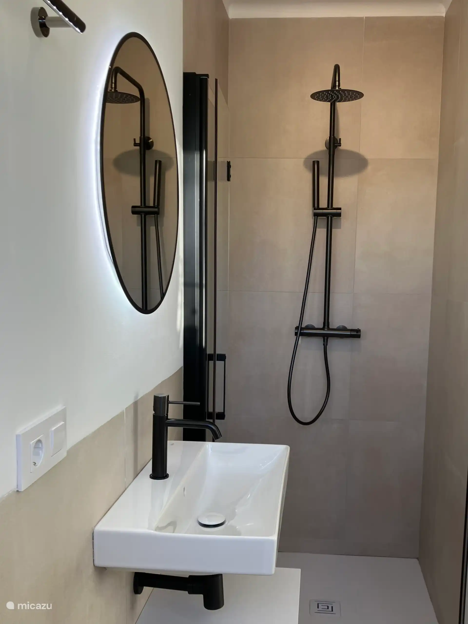 1ste verd: douchekamer met lavabo en WC