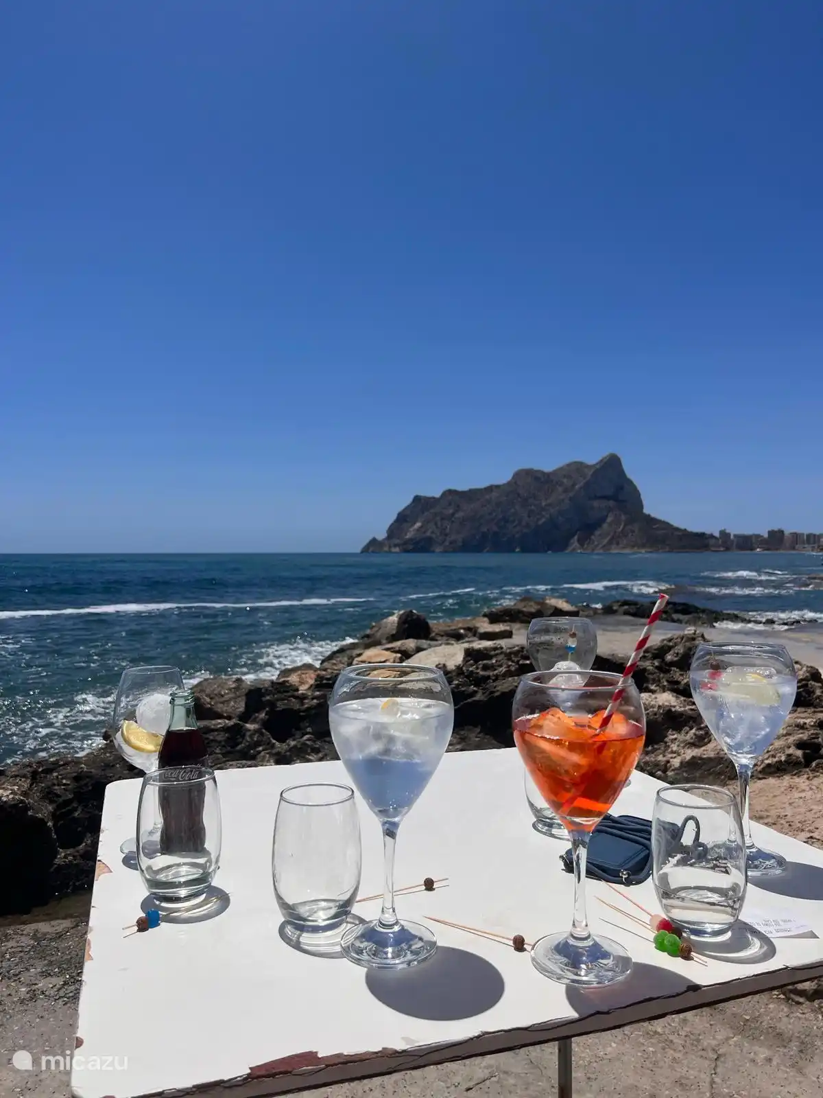 Ontdek de kleine baaitjes (calas) en chiringuitos (beachbars) tussen Calpe en Moraira, en geniet van het zicht op de Ifach rots.